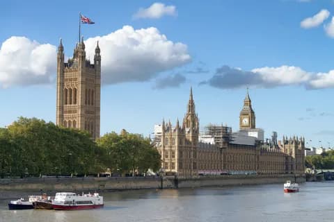 westminster-palace-on-a-sunny-afternoon-london